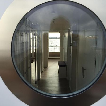 Schwimmendes Ferienhaus Antares One By Seeblick Ferien Oro, Rundum Wasser, Sauna Olpenitz Εξωτερικό φωτογραφία