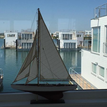 Schwimmendes Ferienhaus Antares One By Seeblick Ferien Oro, Rundum Wasser, Sauna Olpenitz Εξωτερικό φωτογραφία