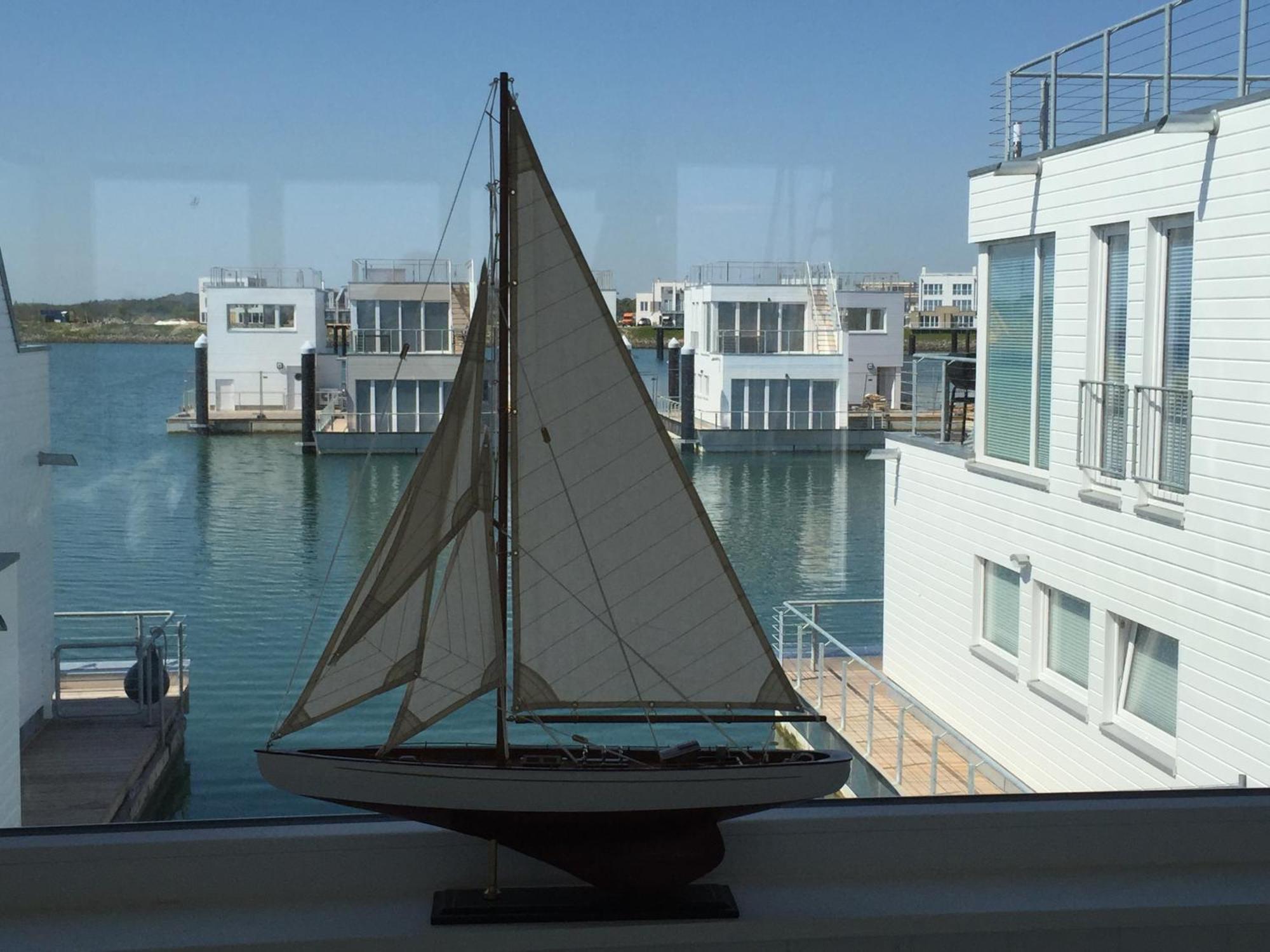 Schwimmendes Ferienhaus Antares One By Seeblick Ferien Oro, Rundum Wasser, Sauna Olpenitz Εξωτερικό φωτογραφία