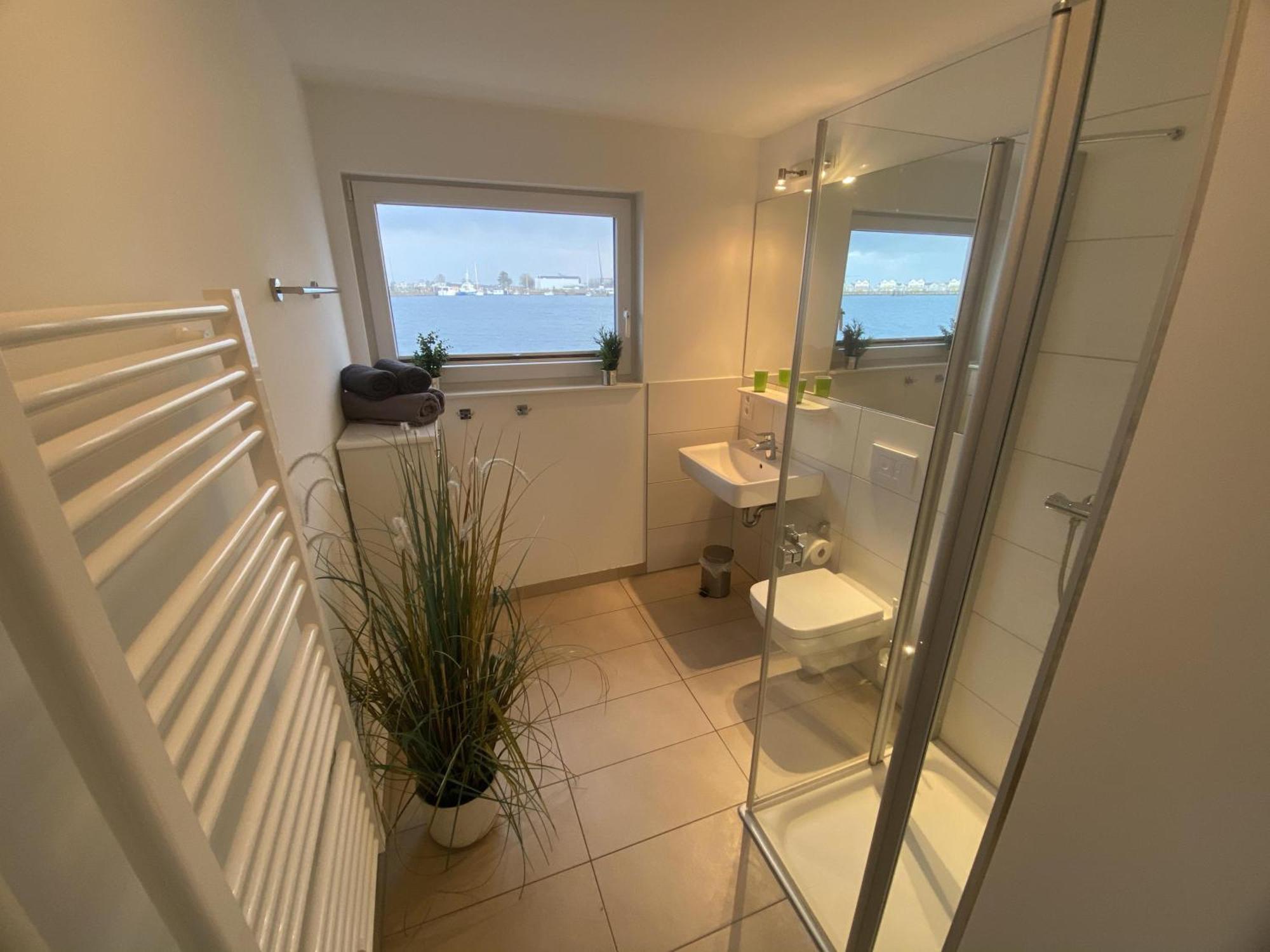 Schwimmendes Ferienhaus Antares One By Seeblick Ferien Oro, Rundum Wasser, Sauna Olpenitz Εξωτερικό φωτογραφία
