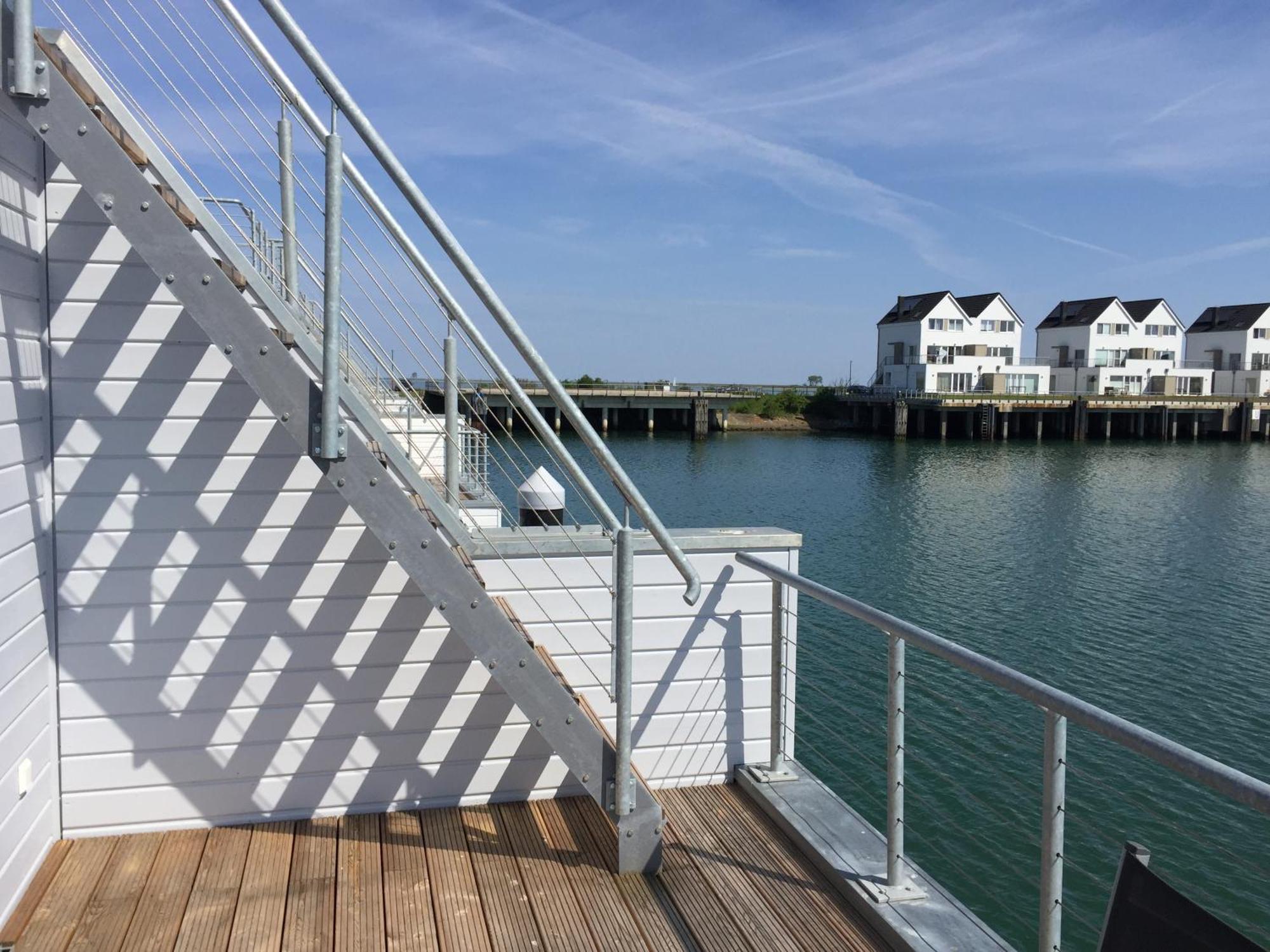 Schwimmendes Ferienhaus Antares One By Seeblick Ferien Oro, Rundum Wasser, Sauna Olpenitz Εξωτερικό φωτογραφία